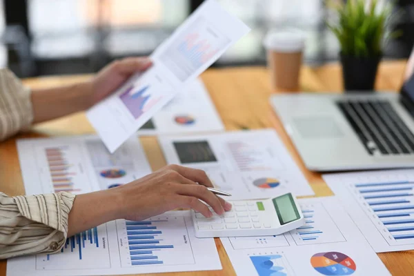 Účetní Analýza Finančního Grafu Použití Kalkulačky Kanceláři — Stock fotografie