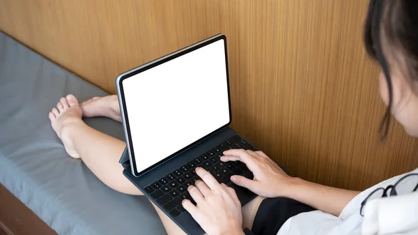 Young Woman Resting Living Room Using Computer Tablet — Stock Photo, Image