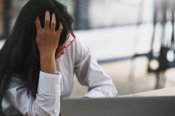 Mujer Negocios Estresada Sintiéndose Agotada Por Exceso Trabajo —  Fotos de Stock