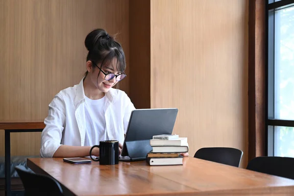 Щаслива Жінка Використовує Ноутбук Сидячи Сучасному Кафе — стокове фото