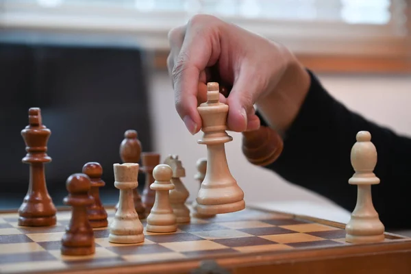 Beskuren Bild Mannen Som Spelar Schack Träbord Affärsidé För Konkurrens — Stockfoto