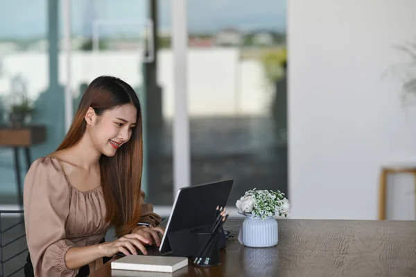 Mulher Sorridente Trabalhando Com Laptop Escritório — Fotografia de Stock