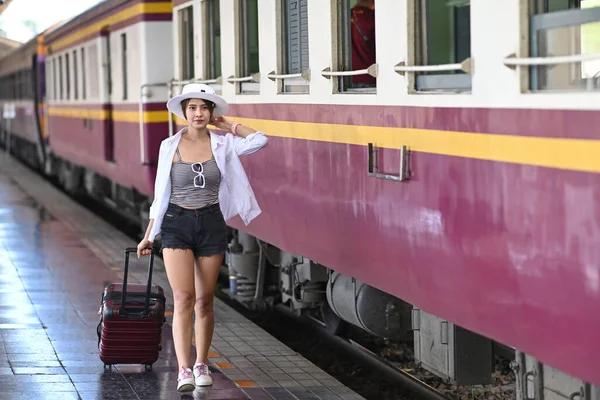 Азійка Своїм Багажем Йде Залізничну Станцію Відпустка Подорож Подорож Подорожі — стокове фото