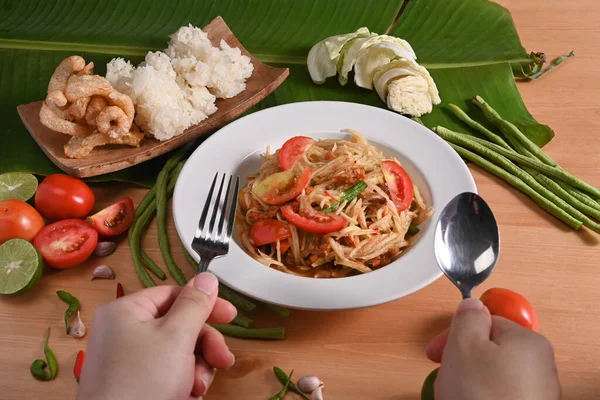 Mains Avec Couverts Salade Papaye Épicée — Photo