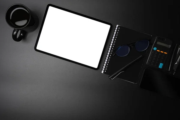 ブラックレザーにデジタルタブレット コーヒーカップ ノートブック 計算機をモック — ストック写真