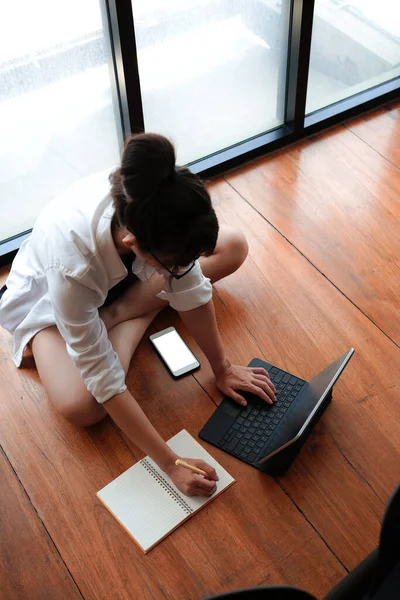 Mulher Usando Tablet Computador Tomar Nota Notebook — Fotografia de Stock