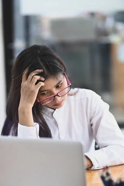 Mujer Negocios Cansada Sintiendo Estrés Por Trabajo —  Fotos de Stock