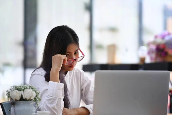 Κουρασμένη Επιχειρηματίας Κάθεται Μπροστά Από Laptop Της Και Αισθάνεται Άγχος — Φωτογραφία Αρχείου