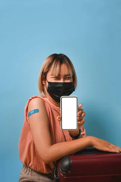 Gelukkige Vrouw Beschermend Masker Met Mobiele Telefoon Haar Arm Vaccinatie — Stockfoto
