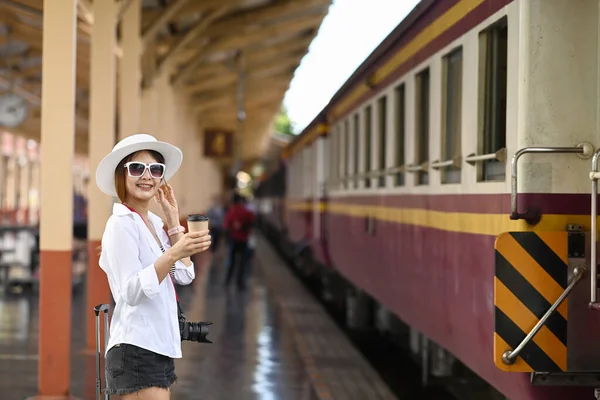 Kahve Fincanı Tutan Tren Istasyonunda Bekleyen Mutlu Bir Gezgin Kadın — Stok fotoğraf