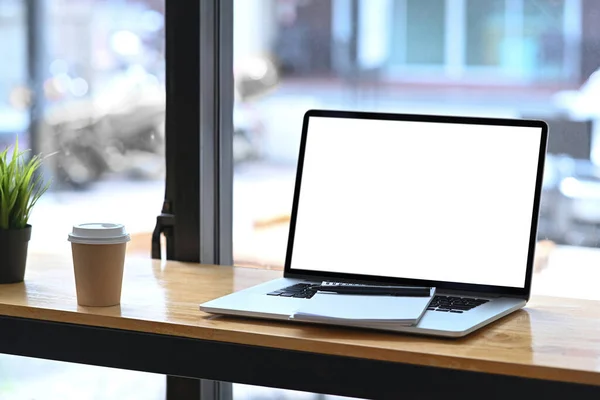 Dizüstü Bilgisayarını Defterini Kahve Fincanını Pencerenin Yanındaki Ahşap Masaya Koy — Stok fotoğraf