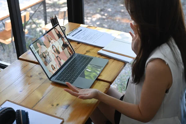 Vista Laterale Della Femmina Che Videoconferenza Con Diversi Colleghi Sul — Foto Stock