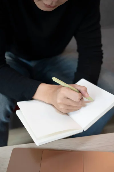 Man Zittend Bank Notitie Nemend Notitieboekje — Stockfoto