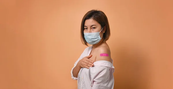 Aziatische Vrouw Die Naar Camera Kijkt Haar Arm Laat Zien — Stockfoto