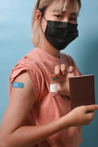 Jonge Vrouw Met Gezichtsmasker Met Gevaccineerde Arm Paspoort Vaccinatie Immunisatie — Stockfoto