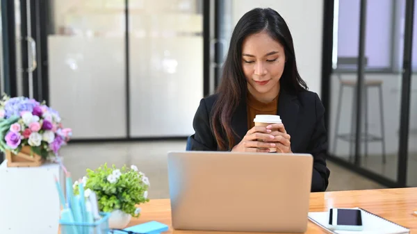 Bizneswoman Trzyma Filiżankę Kawy Ogląda Webinar Laptopie — Zdjęcie stockowe