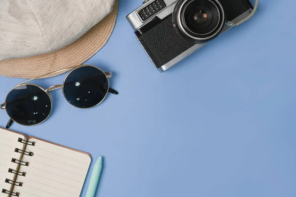Kamera Sonnenbrille Notizbuch Und Hut Auf Blauem Hintergrund — Stockfoto