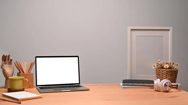 Laptop Białym Ekranem Designerskim Obszarze Roboczym — Zdjęcie stockowe