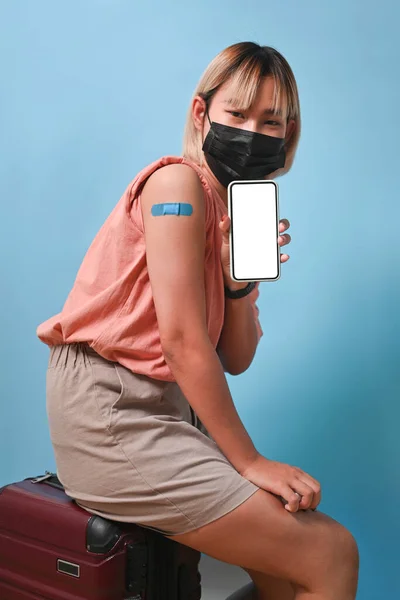 Gelukkig Wijfje Draagt Gezichtsmasker Met Mobiele Telefoon Toont Haar Gevaccineerde — Stockfoto