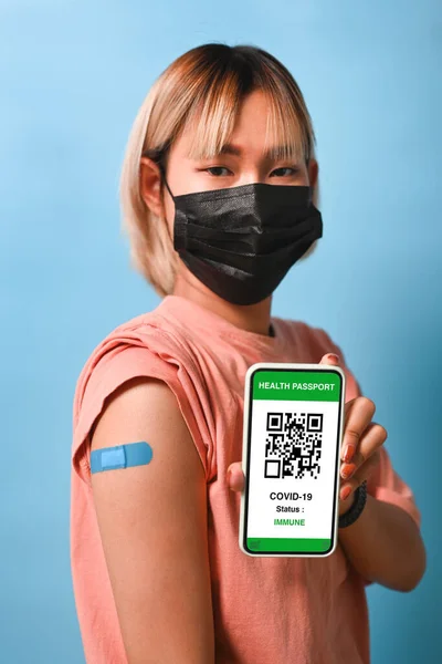 Jonge Vrouw Met Gezondheidspaspoort Smartphone Haar Arm Vaccinatie — Stockfoto