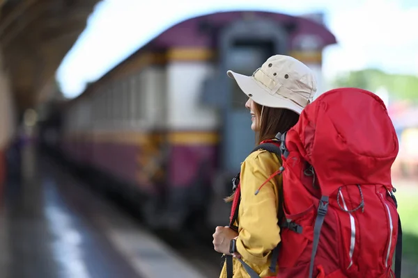 Sırt Çantalı Genç Asyalı Kadın Tren Istasyonunda Bekliyor — Stok fotoğraf