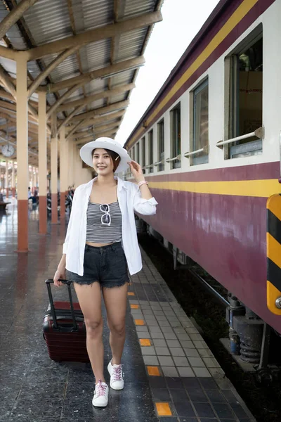Porträt Einer Asiatischen Reisenden Die Mit Ihrem Koffer Bahnhof Arbeitet — Stockfoto