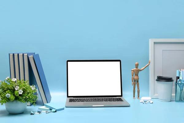 Front Visa Modell Upp Laptop Och Utrustning Blå Bakgrund — Stockfoto