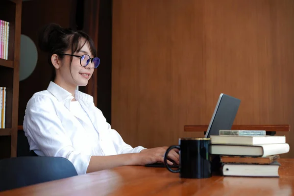 オフィスでコンピュータタブレットを使用して作業メガネの若い女性 — ストック写真