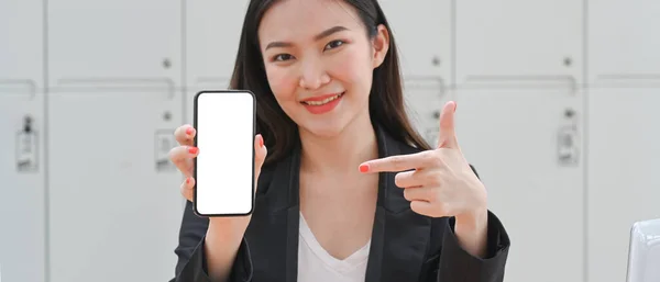 Uśmiechnięta Bizneswoman Trzyma Pokazuje Makietę Telefonu Komórkowego Pustym Ekranem — Zdjęcie stockowe
