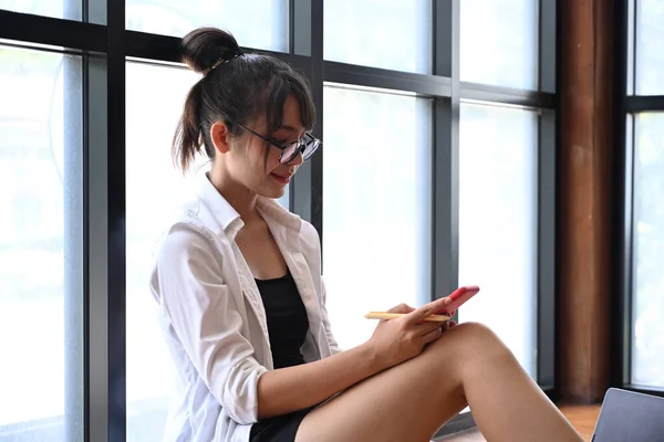 Side View Female Freelancer Sitting Floor Window Using Mobile Phone — Stock Photo, Image