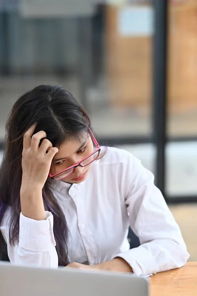 Mujer Negocios Aburrida Sentada Escritorio Oficina Frente Computadora Portátil —  Fotos de Stock