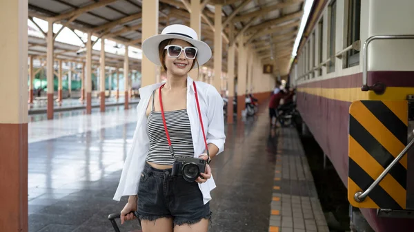 Glückliche Frau Mit Ihrer Kamera Steht Auf Dem Bahnsteig Und — Stockfoto