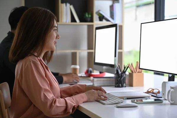 Team Unga Programmerare Som Arbetar Moderna Kontor — Stockfoto