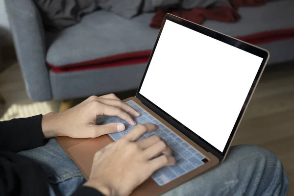 Обрезанный Снимок Человека Сидящего Диване Использующего Ноутбук — стоковое фото