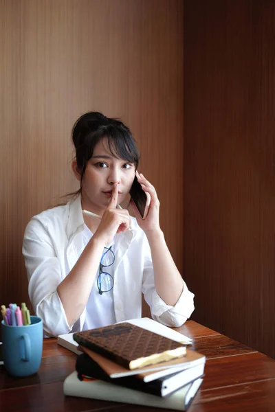 Πορτρέτο Νεαρή Γυναίκα Μιλάει Στο Κινητό Τηλέφωνο Και Κάνει Χειρονομία — Φωτογραφία Αρχείου