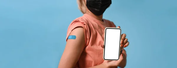 Vrouw Met Gezichtsmasker Met Mobiele Telefoon Arm Vaccinatie — Stockfoto