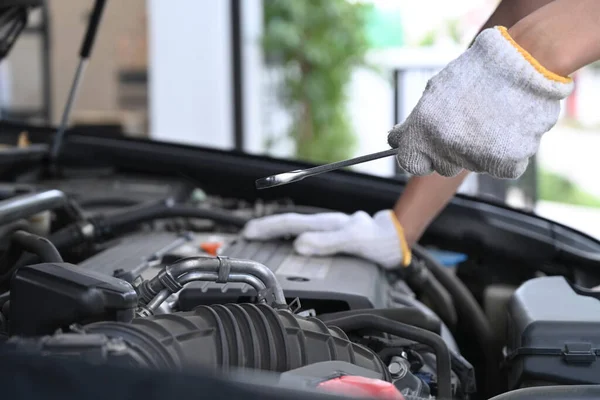 Tamirci Garajda Motoru Kontrol Ediyor — Stok fotoğraf