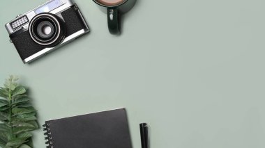 Üst görüntü kamerası, kahve tomografisi, defter ve yeşil arka planda bitki örtüsü..