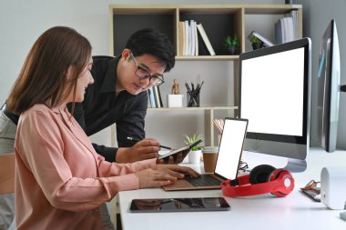 Ofiste birlikte yeni bir proje üzerinde çalışan programcı grubu.