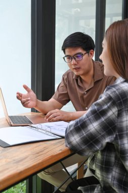 İş adamları modern ofiste yeni projelerini tartışıyor.