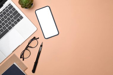 Tasarımcı çalışma alanı üzerinde akıllı telefon ve dizüstü bilgisayarı düzenle.