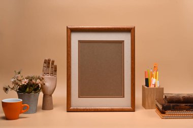 Turuncu arkaplanda boş resim çerçevesi ve ekipman.