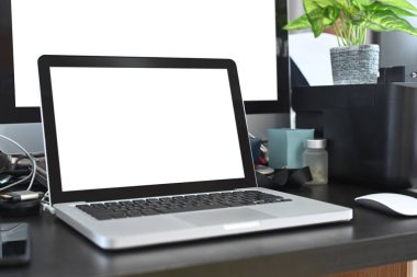 Modern ofisteki ahşap masadaki bilgisayar laptopunu kapat.