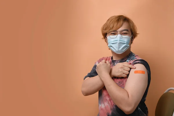Gelukkige Jongeman Met Een Arm Vaccinatie Vaccinatie Immunisatie — Stockfoto