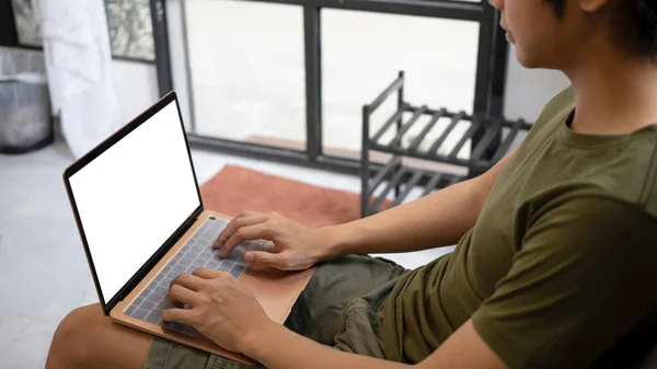 Erschossener Asiate Benutzt Laptop Hause — Stockfoto