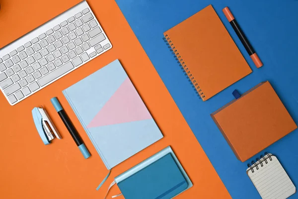 Teclado Cuadernos Papelería Dos Tonos Fondo Azul Naranja — Foto de Stock
