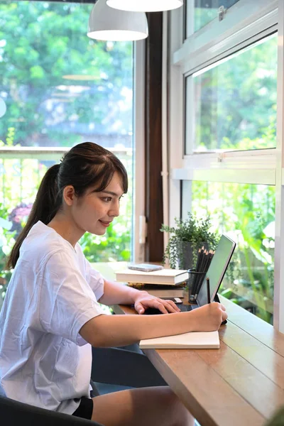 Молодая Женщина Сидящая Кафе Работающая Интернете Планшетом — стоковое фото