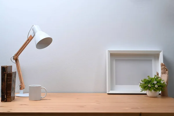 Cadre Photo Vide Plante Intérieur Lampe Livre Sur Table Bois — Photo