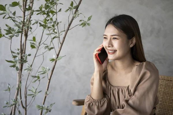 Szczęśliwa Kobieta Przedsiębiorca Uśmiechnięty Rozmawiając Przez Telefon Komórkowy Swoim Partnerem — Zdjęcie stockowe