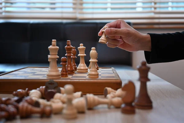 Cortado Tiro Homem Jogando Xadrez Sala Estar — Fotografia de Stock